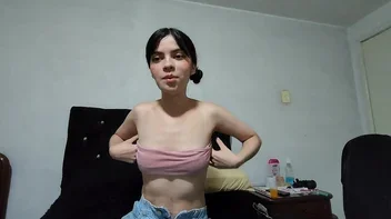 Indo para o topo com Lam Thai Vy no banheiro
